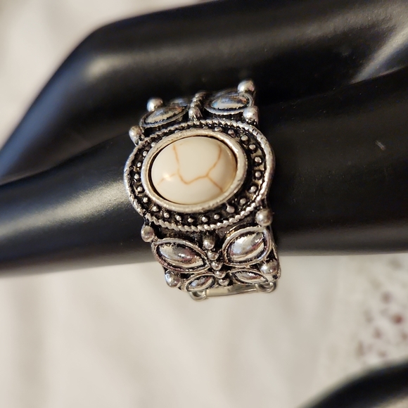 Silvertone & White Ring - 231 - Picture 1 of 2